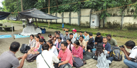 झारखंड परीक्षाएं रद्द होने के कारण नौकरी से बेदखल कर्मी मंत्रालय से हटाए गए, अब धरने पर बैठे झारखंड परीक्षाएं रद्द होने के कारण नौकरी से बेदखल कर्मी मंत्रालय से हटाए गए, अब धरने पर बैठे
