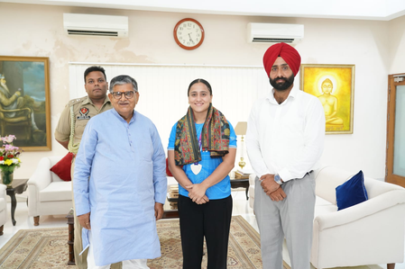 सीडब्ल्यूजी 2026 की रजत पदक विजेता हरजिंदर कौर को पंजाब के राज्यपाल गुलाब चंद कटारिया ने किया सम्मानित सीडब्ल्यूजी 2026 की रजत पदक विजेता हरजिंदर कौर को पंजाब के राज्यपाल गुलाब चंद कटारिया ने किया सम्मानित