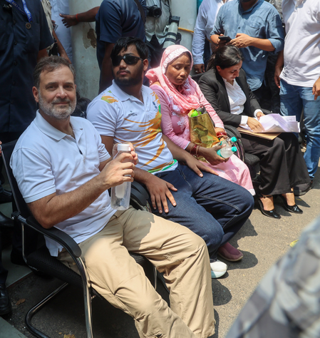 चुनावी मुद्दे और गठबंधन के सहारे नई रणनीति गढ़ने में जुटे राहुल गांधी चुनावी मुद्दे और गठबंधन के सहारे नई रणनीति गढ़ने में जुटे राहुल गांधी
