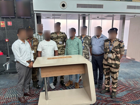 सीआईएसएफ की बड़ी कार्रवाई, बेंगलुरु एयरपोर्ट पर कपड़ों में छिपाया 260 ग्राम सोने जैसा पाउडर जब्त सीआईएसएफ की बड़ी कार्रवाई, बेंगलुरु एयरपोर्ट पर कपड़ों में छिपाया 260 ग्राम सोने जैसा पाउडर जब्त