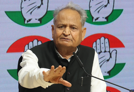 वंदे मातरम विवाद पर गहलोत का सरकार पर हमला, बोले- आदेश वापस लिया जाना चाहिए वंदे मातरम विवाद पर गहलोत का सरकार पर हमला, बोले- आदेश वापस लिया जाना चाहिए