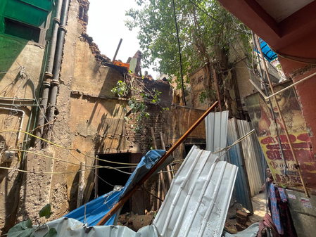 दिल्ली के करोल बाग में दो मंजिला इमारत गिरी, मलबे में दबकर मजदूर की मौत दिल्ली के करोल बाग में दो मंजिला इमारत गिरी, मलबे में दबकर मजदूर की मौत