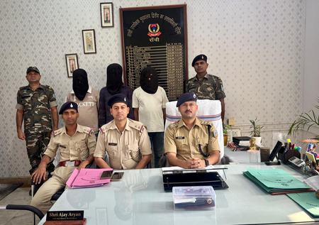 रांची में प्रतिबंधित कफ सिरप की बड़े पैमाने पर तस्करी का खुलासा, तीन गिरफ्तार रांची में प्रतिबंधित कफ सिरप की बड़े पैमाने पर तस्करी का खुलासा, तीन गिरफ्तार
