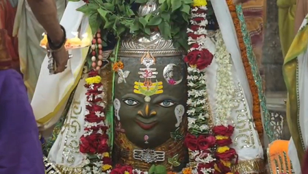 बाबा महाकाल को भांग से सजाया गया, चंद्रमा, त्रिपुंड, त्रिनेत्र, चांदी के मुकुट और मुंड माला से विशेष शृंगार बाबा महाकाल को भांग से सजाया गया, चंद्रमा, त्रिपुंड, त्रिनेत्र, चांदी के मुकुट और मुंड माला से विशेष शृंगार