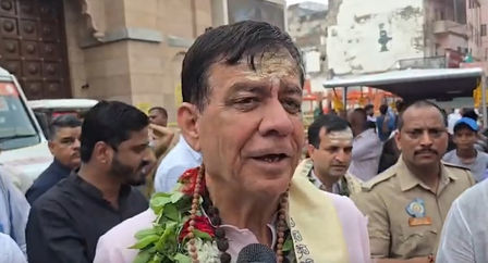 सतीश महाना ने किये बाबा विश्वनाथ के दर्शन, काशी की प्रसिद्ध कचौड़ी का भी लिया स्वाद सतीश महाना ने किये बाबा विश्वनाथ के दर्शन, काशी की प्रसिद्ध कचौड़ी का भी लिया स्वाद