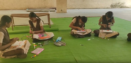 17 साल से जारी परंपरा, जालना के विद्यार्थियों ने सीमा पर तैनात जवानों के लिए बनाई इकोफ्रेंडली राखियां 17 साल से जारी परंपरा, जालना के विद्यार्थियों ने सीमा पर तैनात जवानों के लिए बनाई इकोफ्रेंडली राखियां