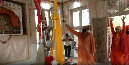 अंतिम पड़ाव पर बाबा अमरनाथ की यात्रा; शनिवार को निकली छड़ी-मुबारक, पवित्र गुफा में पूर्णिमा पर पहुंचेगी अंतिम पड़ाव पर बाबा अमरनाथ की यात्रा; शनिवार को निकली छड़ी-मुबारक, पवित्र गुफा में पूर्णिमा पर पहुंचेगी
