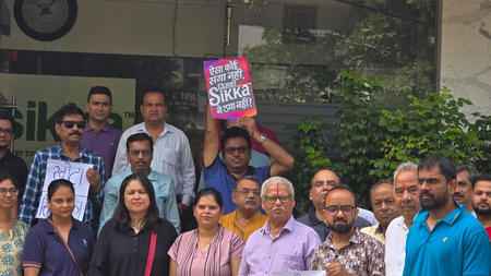 पूरा पैसा दिया फिर भी बुनियादी सुविधा तक नहीं, सिक्का बिल्डर्स के ऑफिस के बाहर निवासियों का प्रदर्शन पूरा पैसा दिया फिर भी बुनियादी सुविधा तक नहीं, सिक्का बिल्डर्स के ऑफिस के बाहर निवासियों का प्रदर्शन