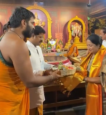 तमिलनाडु दौरे पर सीएम रेखा गुप्ता, वेल्लूर स्थित श्री लक्ष्मी नारायणी मंदिर में की पूजा-अर्चना तमिलनाडु दौरे पर सीएम रेखा गुप्ता, वेल्लूर स्थित श्री लक्ष्मी नारायणी मंदिर में की पूजा-अर्चना