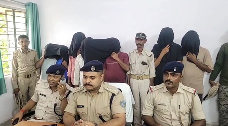 झारखंड चतरा में देह व्यापार रैकेट का भंडाफोड़, 5 युवतियों समेत 12 गिरफ्तार झारखंड चतरा में देह व्यापार रैकेट का भंडाफोड़, 5 युवतियों समेत 12 गिरफ्तार