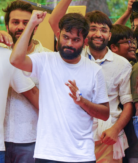 महाराष्ट्र लातूर के सरकारी स्कूल में घुसकर हंगामा करने का आरोप, अभिजीत दिपके समेत 5 लोगों पर एफआईआर महाराष्ट्र लातूर के सरकारी स्कूल में घुसकर हंगामा करने का आरोप, अभिजीत दिपके समेत 5 लोगों पर एफआईआर