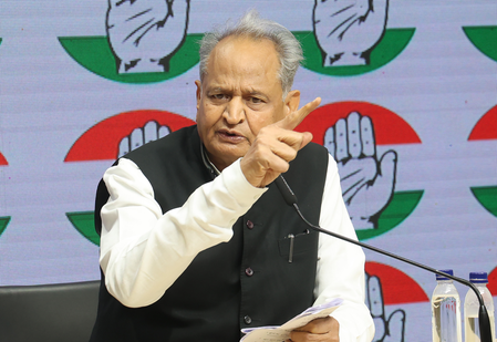 एथेनॉल ब्लेंडिंग नीति को लेकर सरकार पर अशोक गहलोत का हमला, कहा- आम जनता गलत फैसलों का खामियाजा भुगत रही एथेनॉल ब्लेंडिंग नीति को लेकर सरकार पर अशोक गहलोत का हमला, कहा- आम जनता गलत फैसलों का खामियाजा भुगत रही