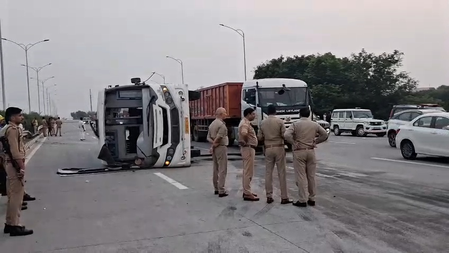 ग्रेटर नोएडा ईस्टर्न पेरीफेरल हाईवे पर कर्मचारियों से भरी बस पलटी, 14 घायल