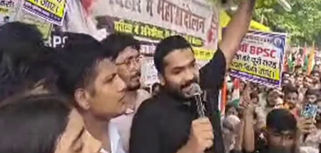 बिहार रौशन आनंद ने छात्रों से एक मंच पर आने की अपील की, फाइल दिखाकर बोले- खुलेगा आयोग का काला चिट्ठा बिहार रौशन आनंद ने छात्रों से एक मंच पर आने की अपील की, फाइल दिखाकर बोले- खुलेगा आयोग का काला चिट्ठा