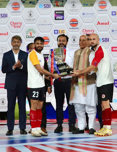 डूरंड कप 2026 ईस्ट बंगाल ने मोहन बागान को हराकर जीता खिताब, रक्षा मंत्री राजनाथ सिंह ने दी बधाई डूरंड कप 2026 ईस्ट बंगाल ने मोहन बागान को हराकर जीता खिताब, रक्षा मंत्री राजनाथ सिंह ने दी बधाई