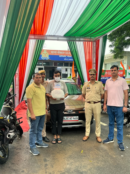 दिल्ली पुलिस के फर्जी सब-इंस्पेक्टर की वर्दी पहनकर घूम रहा युवक गिरफ्तार, भारी मात्रा में सामान बरामद दिल्ली पुलिस के फर्जी सब-इंस्पेक्टर की वर्दी पहनकर घूम रहा युवक गिरफ्तार, भारी मात्रा में सामान बरामद