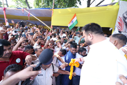 बिहार छात्रों के समर्थन में गर्दनीबाग पहुंचे तेजस्वी यादव, बोले- महागठबंधन मजबूती से आपके साथ बिहार छात्रों के समर्थन में गर्दनीबाग पहुंचे तेजस्वी यादव, बोले- महागठबंधन मजबूती से आपके साथ