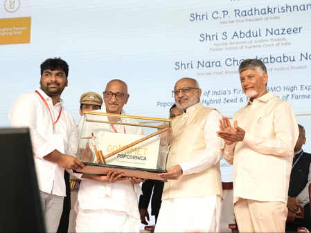 उपराष्ट्रपति ने आंध्र प्रदेश में देश का पहला गैर-जीएमओ उच्च गुणवत्ता पॉपकॉर्न मक्का हाइब्रिड बीज जारी किया उपराष्ट्रपति ने आंध्र प्रदेश में देश का पहला गैर-जीएमओ उच्च गुणवत्ता पॉपकॉर्न मक्का हाइब्रिड बीज जारी किया