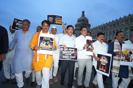 कर्नाटक आदिवासी घोटाले पर विधानसभा में हंगामे के बाद कार्यवाही स्थगित, भाजपा करेगी रात भर विरोध कर्नाटक आदिवासी घोटाले पर विधानसभा में हंगामे के बाद कार्यवाही स्थगित, भाजपा करेगी रात भर विरोध