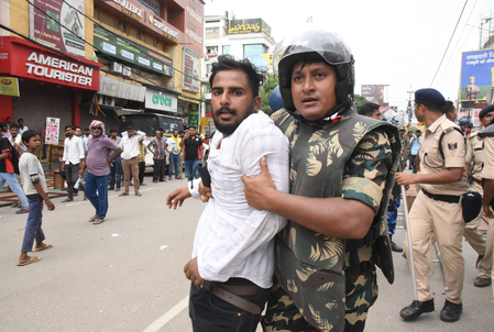 बिहार पटना में छात्रों का प्रदर्शन हुआ हिंसक, डीएसपी घायल बिहार पटना में छात्रों का प्रदर्शन हुआ हिंसक, डीएसपी घायल