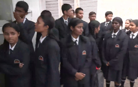 पुणे के स्कूल छात्र और शिक्षक मंत्री दादा भुसे के घर पहुंचे, शिक्षिका बोलीं-हमारी बात सुनी गई