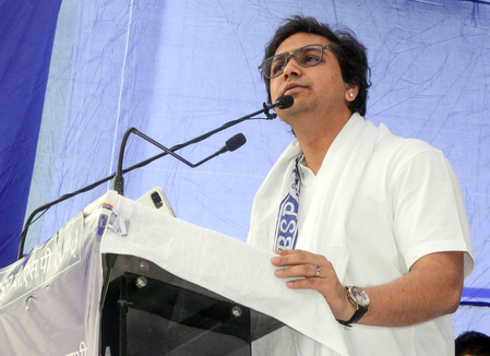 विज्ञापनों पर हजारों करोड़ खर्च, 13 लाख सरकारी पद खाली आकाश आनंद