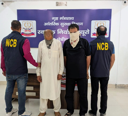 एनसीबी ने जम्मू में हेरोइन तस्करी करने वाले गिरोह का पर्दाफाश किया, मास्टरमाइंड समेत 3 तस्कर गिरफ्तार एनसीबी ने जम्मू में हेरोइन तस्करी करने वाले गिरोह का पर्दाफाश किया, मास्टरमाइंड समेत 3 तस्कर गिरफ्तार