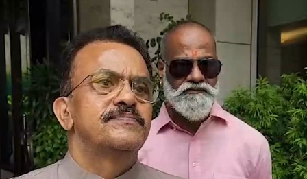 ओवैसी मुसलमानों की भावनाओं को भड़काकर अपनी राजनीति करते हैं संजय निरुपम ओवैसी मुसलमानों की भावनाओं को भड़काकर अपनी राजनीति करते हैं संजय निरुपम