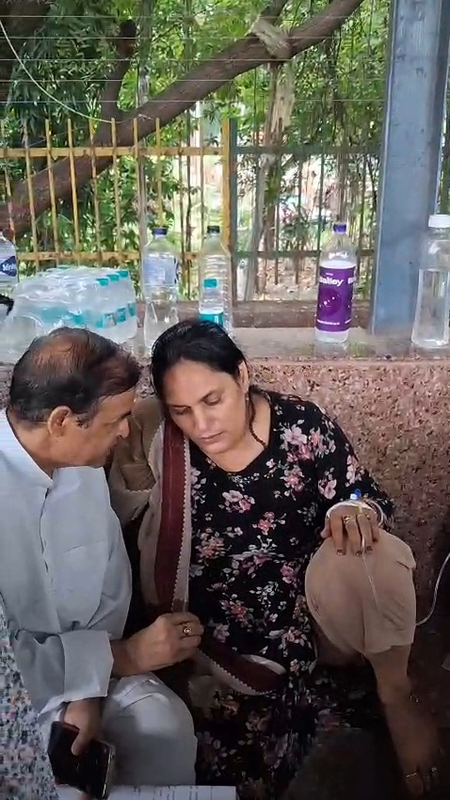 नोएडा में नाबालिग आयुष शुक्ला हत्याकांड में नया मोड़, पोस्टमार्टम हाउस के बाहर परिजनों का धरना नोएडा में नाबालिग आयुष शुक्ला हत्याकांड में नया मोड़, पोस्टमार्टम हाउस के बाहर परिजनों का धरना