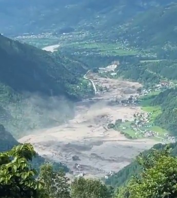 नेपाल भोटेकोशी बाढ़ में बैंक की 9 शाखाए बहीं, 26 कर्मचारियों से संपर्क नहीं नेपाल भोटेकोशी बाढ़ में बैंक की 9 शाखाए बहीं, 26 कर्मचारियों से संपर्क नहीं