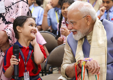 रक्षाबंधन पर बच्चों के बीच घुले-मिले पीएम मोदी, छोटी बच्चियों से बोले- महाकाल का प्रसाद मेरे लिए भी लाना रक्षाबंधन पर बच्चों के बीच घुले-मिले पीएम मोदी, छोटी बच्चियों से बोले- महाकाल का प्रसाद मेरे लिए भी लाना