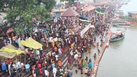 सावन पूर्णिमा पर अयोध्या में उमड़ा आस्था का सैलाब, सरयू में श्रद्धालुओं ने लगाई डुबकी