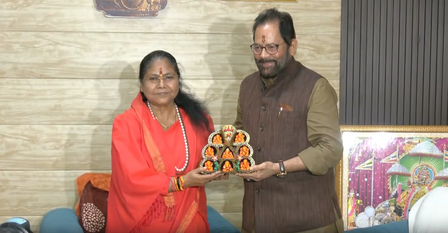 साध्वी निरंजन ज्योति ने मुख्तार नकवी को बांधी राखी, भाई-बहन के रिश्ते को मजबूत करने का दिया संदेश