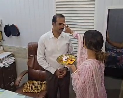 पूनम पांडे ने मुंबई पुलिस के अधिकारी को बांधी राखी, कहा-ये परिवार से हटकर रखते हैं हमारा ख्याल पूनम पांडे ने मुंबई पुलिस के अधिकारी को बांधी राखी, कहा-ये परिवार से हटकर रखते हैं हमारा ख्याल