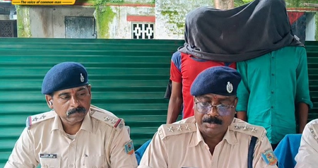 झारखंडः पश्चिमी सिंहभूम में तीन लोगों की हत्या, आंगन में दफनाए गए शव बरामद, दो गिरफ्तार झारखंडः पश्चिमी सिंहभूम में तीन लोगों की हत्या, आंगन में दफनाए गए शव बरामद, दो गिरफ्तार