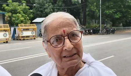 बिहार निशांत कुमार को ब्रह्माकुमारी महिलाओं ने बांध राखी, नशे के खिलाफ अभियान में सहयोग का लिया वचन बिहार निशांत कुमार को ब्रह्माकुमारी महिलाओं ने बांध राखी, नशे के खिलाफ अभियान में सहयोग का लिया वचन