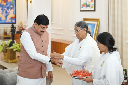 ईश्वरीय प्रजापिता विश्वविद्यालय की बहनों ने मुख्यमंत्री मोहन यादव को बांधी राखी ईश्वरीय प्रजापिता विश्वविद्यालय की बहनों ने मुख्यमंत्री मोहन यादव को बांधी राखी