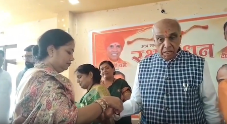 रक्षाबंधन जगदंबिका पाल को बहनों ने बांधी राखी, इमरान मसूद ने भी निभाया रिश्ता रक्षाबंधन जगदंबिका पाल को बहनों ने बांधी राखी, इमरान मसूद ने भी निभाया रिश्ता