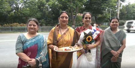 बिहार सीएम सम्राट चौधरी को राखी बांधने पहुंची महिलाएं, सभी ने की प्रदेश के विकास की कामना बिहार सीएम सम्राट चौधरी को राखी बांधने पहुंची महिलाएं, सभी ने की प्रदेश के विकास की कामना