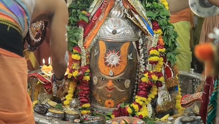 बाबा महाकाल का भांग, त्रिशूल, त्रिपुंड और सुगंधित पुष्पों से भव्य शृंगार, भस्म आरती में शामिल हुए श्रद्धालु बाबा महाकाल का भांग, त्रिशूल, त्रिपुंड और सुगंधित पुष्पों से भव्य शृंगार, भस्म आरती में शामिल हुए श्रद्धालु