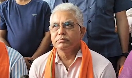अभिषेक और ममता बनर्जी के खिलाफ गिरफ्तारी वारंट पर बोले दिलीप घोष, बंगाल में कोई कानून से ऊपर नहीं अभिषेक और ममता बनर्जी के खिलाफ गिरफ्तारी वारंट पर बोले दिलीप घोष, बंगाल में कोई कानून से ऊपर नहीं