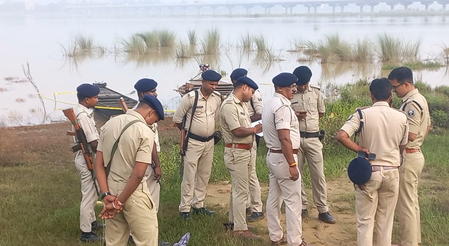 पटना सोन नदी में नाव से रंगदारी वसूल रहे अपराधियों के साथ पुलिस की मुठभेड़, एक गिरफ्तार पटना सोन नदी में नाव से रंगदारी वसूल रहे अपराधियों के साथ पुलिस की मुठभेड़, एक गिरफ्तार