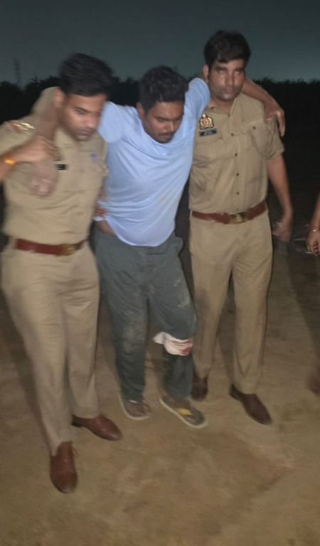 गाजियाबाद में पुलिस मुठभेड़, चेन स्नैचिंग का आरोपी पैर में गोली लगने से घायल, साथी फरार गाजियाबाद में पुलिस मुठभेड़, चेन स्नैचिंग का आरोपी पैर में गोली लगने से घायल, साथी फरार