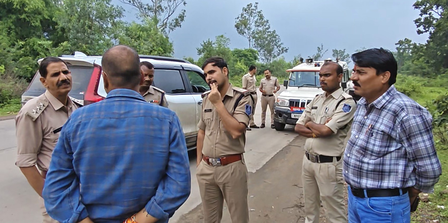 मध्य प्रदेश उमरिया जिले के पास एनएच-43 किनारे सिद्ध बाबा के पास मिला शव, जांच में जुटी पुलिस मध्य प्रदेश उमरिया जिले के पास एनएच-43 किनारे सिद्ध बाबा के पास मिला शव, जांच में जुटी पुलिस