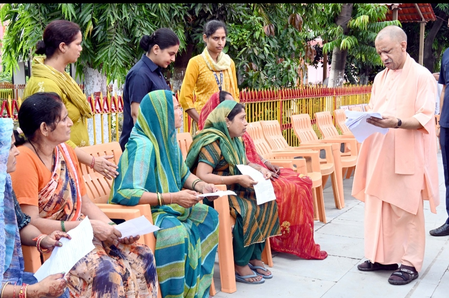 अधिकारियों से बोले सीएम योगी, शीघ्रता और पारदर्शिता से हो जनता की शिकायतों का निस्तारण अधिकारियों से बोले सीएम योगी, शीघ्रता और पारदर्शिता से हो जनता की शिकायतों का निस्तारण