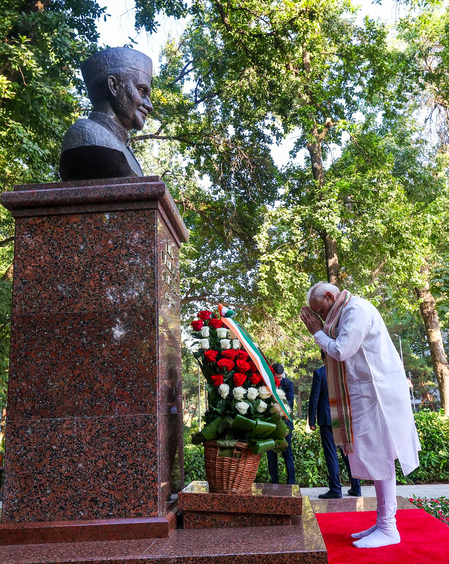 उज्बेकिस्तान ताशकंद में पूर्व प्रधानमंत्री लाल बहादुर शास्त्री की प्रतिमा पर पीएम मोदी ने अर्पित किए पुष्प उज्बेकिस्तान ताशकंद में पूर्व प्रधानमंत्री लाल बहादुर शास्त्री की प्रतिमा पर पीएम मोदी ने अर्पित किए पुष्प