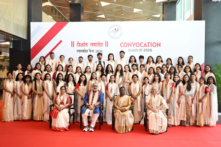 विद्यार्थियों की सोच वैश्‍विक हो, लेकिन उनकी जड़ें अपनी मिट्टी और देश के सांस्कृतिक मूल्यों से जुड़ी होनी चाहिए- राष्‍ट्रपति