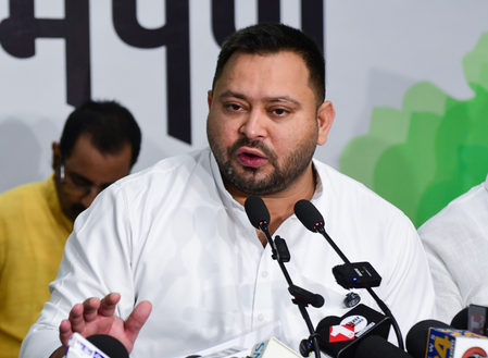तेजस्वी ने चुनाव आयोग की निष्पक्षता पर उठाए सवाल, फैसलों में बदलाव पर मांगा जवाब