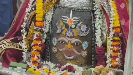 बाबा महाकाल का त्रिनेत्र लगाकर भव्य शृंगार, सूर्य और चंद्रमा से दिव्य स्वरूप में सजाया गया