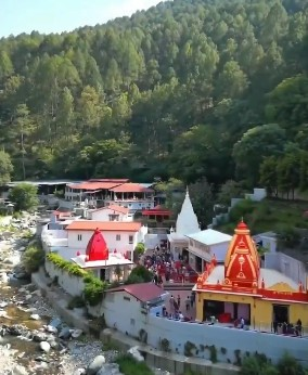 दो पहाड़ों के बीच बसा है बाबा नीम करौली का चमत्कारी धाम, लाखों भक्तों की है अटूट आस्था दो पहाड़ों के बीच बसा है बाबा नीम करौली का चमत्कारी धाम, लाखों भक्तों की है अटूट आस्था
